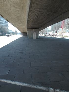 Unterhalb des Kennedydamms wird eine Wendemöglichkeit aus der Fahrtrichtung stadtauswärts zurück in Fahrtrichtung Süden geschaffen. Foto: Amt für Verkehrsmanagement