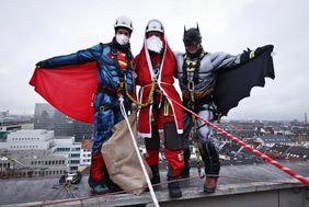 Die Höhenretter waren als Nikolaus oder Superhelden verkleidet. Foto: David Young