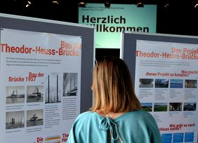 Anhand von detaillierten Fachvorträgen und an Themeninseln - hier im Bild - wurden die Besucherinnen und Besucher der Infomesse gut abgeholt. Foto: Wilfried Meyer