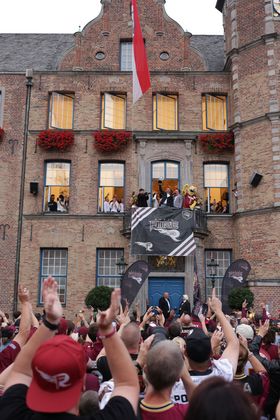 Rhein Fire-Fans feiern den European League of Football-Champions 2023 auf dem Marktplatz vor dem Rathaus.