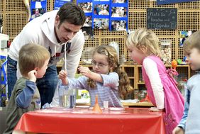 Pädagogen begleiten die Kinder beim Forschen und Experimentieren