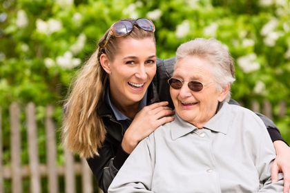 Jüngere Frau umarmt ältere Frau, Foto: iStock