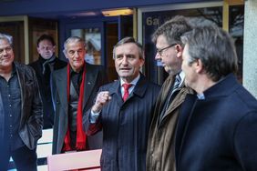 Künstler Spiecker, Generalkonsul Muller, Oberbürgermeister Geisel, Gastronomen Arndt und Wengenroth (v.r.n.l.), sowie Stadtdirektor Hintzsche (Mitte hinten). Foto: Melanie Zanin