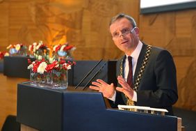 Oberbürgermeister Thomas Geisel bei seiner Rede im Rahmen der Heine-Preis-Verleihung