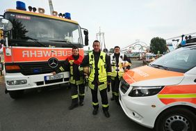 Bereit für mögliche Einsätze: Mit Start der "Größten Kirmes am Rhein" beginnt für die Einsatzkräfte von Feuerwehr, Rettungs- und Sanitätsdienst - unter ihnen v.l. Michael Janus, Volker Reichardt und David Herresbach - eine arbeitsintensive Zeit.