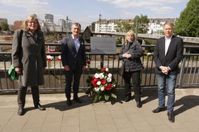 Annette Klinke (Vorsitzende des Arbeitskreises Erinnerung), Oberbürgermeister Thomas Geisel, Bezirksbürgermeisterin Marina Spillner (BV 1) und Bezirksbürgermeister Dr. Uwe Wagner (BV 2, v.l.) mit der Gedenktafel für die Opfer rassistischer Gewalt am Wehrhahn, Foto: David Young.