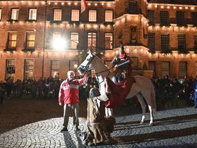 Auf dem Marktplatz teilte Sankt Martin seinen Mantel mit dem Bettler.
