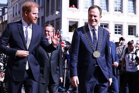Auf dem Weg ins Düsseldorfer Rathaus: der Schirmherr der INVICTUS GAMES, Harry, Duke of Sussex, Bundesverteidigungsminister Boris Pistorius und Oberbürgermeister Dr. Stephan Keller (v.l.). Foto: David Young