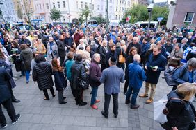 Zahlreiche Menschen kamen am Mittwochabend, 18. Oktober, vor der Jüdischen Synagoge in Golzheim zusammen, um ihre Solidarität mit Israel zu bekunden. Foto: Michael Gstettenbauer