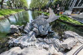 Das Wasserspiel wurde zwischen 1898 und 1902 geschaffen. Seinen Namen verdankt der Brunnen dem griechischen Meeresgott Triton, der mit einer Lanze bewaffnet die größte Skulptur des Brunnens ist; Foto: Gstettenbauer