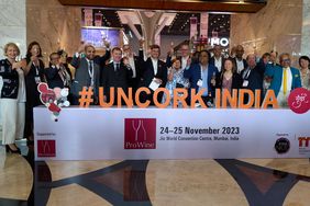 Wirtschaftsdezernent Christian Zaum (Mitte) eröffnet mit dem Team der Messe Düsseldorf India und Vertreterinnen und Vertretern des konsularischen Korps Mumbai die dritte ProWine Mumbai im Jio World Center 