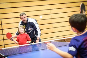 Cheftrainer Danny Heister mit den Kindern