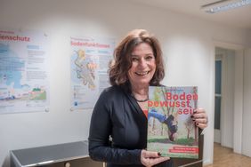 Wies auf die Bedeutung des Bodens hin und appellierte, schonend und sparsam mit dieser wertvollen Ressource umzugehen: Umweltdezernentin Helga Stulgies. Foto: Lars Heidrich
