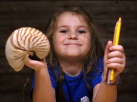 Kind mit Pinsel und Schnecke