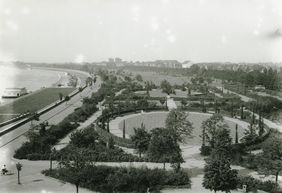 Der Rheinpark Golzheim in einer Ansicht Anfang der 1930er-Jahre, Blick Richtung Norden, mit Oval- und Achteckgarten. Archivbild: Gartenamt