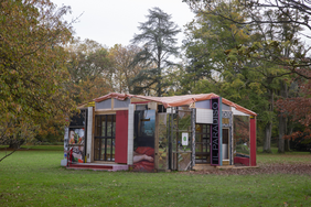 Das "Theater of Hopes and Expectations" im Düsseldorfer Volksgarten im Herbst 2022. Künftig steht das Gebäude als Wohnhaus in der Ukraine. Foto: Prykarpattian Theater/Courtesy Kunstkommission Düsseldorf