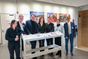 OB Dr. Keller (3.v.l.) mit Dr. Katja Schlenker, Dr. Norbert Kamp, Generalkonsulin Iryna Shum, Matthias Richter, Olga Rosow und Klaus Peter Hommes, Fotos: Zanin.