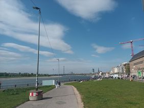 Im Zuge des Beleuchtungskonzeptes soll die provisorische Beleuchtung - Masten auf oberirdischen Betonfundamenten mit Freileitung - an der Apollowiese zurückgebaut und durch eine dauerhafte Lösung ersetzt werden. Foto: Amt für Verkehrsmanagement