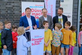 Stadtdirektor Burkhard Hintzsche besucht mit Ekkehard Hostert (Stiftung Pro Ausbildung) und dem Schulleiter der Lore-Lorentz-Schule, Heinrich Kuypers (v.l.), das Adventure School-Programm