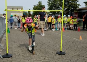 Fahrradfahren will gelernt sein! Am anspruchsvollen Parcours der Verkehrssicherheitstage konnten die Schüler der Sternwartschule ihr Können unter Beweis stellen. Foto: Wilfried Meyer 