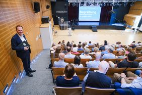 Oberbürgermeister Dr. Stephan Keller im Theatersaal der Internationalen Schule in Kaiserswerth bei der Infoveranstaltung zum Masterplan Nördlich Kalkumer Schlossallee, Foto: Gstettenbauer.