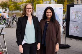 Mobilitätsdezernentin Cornelia Zuschke (r.), hier mit Laura Hoppenheit vom Amt für Verkehrsmanagement, macht sich am Stand an den Bilker Arcaden ein Bild von der guten Resonanz bei der Roadshow. Foto: Lasse Rotthoff