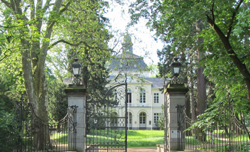 Schloss Eller durch das Eingangstor fotografiert