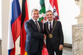 Oberbürgermeister Thomas Geisel (r.) und Minister Sergej Tscherjomin.