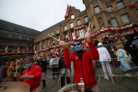 "Düsseldorf - gemeinsam jeck" - die Karnevalisten in der Landeshauptstadt feiern ihren Rosenmontagszug 2019. Foto: Melanie Zanin