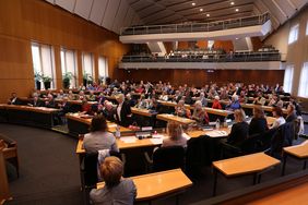 Die konstituierende Sitzung des neugewählten Seniorenrats fand am 26. April im Plenarsaal des Rathauses statt. Foto: YoungLandeshauptstadt Düsseldorf/David Young