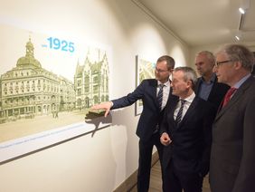 (V. l.) Stadtarchivleiter Dr. Benedikt Mauer, OB Thomas Geisel, Manfred Krick, Projektleitung KAP1, und Kulturdezernent Hans-Georg Lohe in der Ausstellung; Foto: Wilfried Meyer