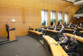 Oberbürgermeister Dr. Stephan Keller spricht bei der Verabschiedung seines Amtsvorgängers Thomas Geisel im Plenarsaal des Rathauses.