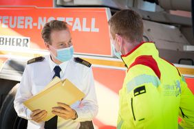 Feuerwehrchef David von der Lieth überreichte die Urkunden persönlich an die neun Notfallsanitäter.