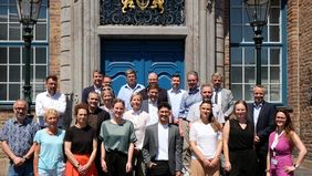 Der Lenkungskreis des Kommunalen Integrationsmanagements (KIM) hat in seiner Sitzung am 25. Juni 2024 Im Rathaus seine Geschäftsordnung verabschiedet und die Einrichtung des Think Tanks KIM (TTKIM) beschlossen © Landeshauptstadt Düsseldorf/Wilfried Meyer