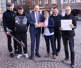 V.l.: "Breiti", Gitarrist der Toten Hosen, Straßenverkäufer Helmut Steinmetz, OB Dr. Keller, Melanie Spengler, Geschäfsführerin Jugendberufshilfe, Stadtdirektor Burkhard Hintzsche, "fiftyfifty"-Geschäfsführer Hubert Ostendorf. Foto: Young