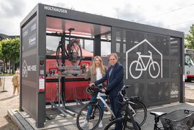Foto von Annette Grabbe, Vorständin der Rheinbahn, und Jochen Kral, Dezernent für Mobilität der Stadt Düsseldorf, bei der Eröffnung der neuen B+R‑Fahrradsammelanlage an der Haltestelle „Holthausen“
