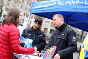 Im Gespräch mit den Menschen vor Ort: Ilona Mehler und Dirk Müller-Weidlich vom Ordnungs- und Servicedienst. Foto: Ingo Lammert