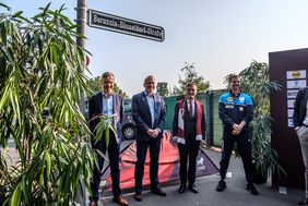 Das neue Schild "Borussia-Düsseldorf-Straße" ist enthüllt: OB Thomas Geisel mit Borussen-Manager Andreas Preuß, Präsident Marcel Piwolinski und Spitzenspieler Timo Boll. 