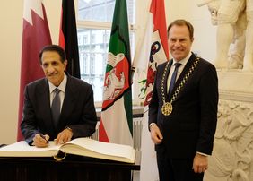 Scheich Abdulla bin Mohammed bin Saud Al-Thani (l.), Botschafter des Staates Katar, hat sich im Rahmen seines Antrittsbesuchs im Düsseldorfer Rathaus in das Goldene Buch der Landeshauptstadt eingetragen. Foto: Landeshauptstadt Düsseldorf/Wilfried Meyer