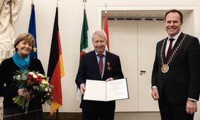 Karl-Heinz Keldungs ist das Bundesverdienstkreuz verliehen worden. V.l.n.r.: Marianne Keldungs, Karl-Heinz Keldungs, Oberbürgermeister Dr. Stephan Keller