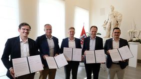 Mit der unterzeichneten gemeinsamen Erklärung zur Bereitstellung von Kundenparkplätzen für die Öffentlichkeit: Tim Hagdorn, Netto, Christoph Mathia, Penny, Dennis Miesen, Oberbürgermeister Dr. Stephan Keller und Julian Koch, Aldi (v.l.). Foto: Wilfried Meyer