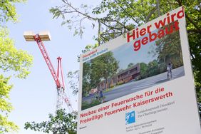 Ein Bauschild weisst auf den Neubau der Feuerwache hin. Foto: Ingo Lammert