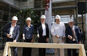 Beim Richtfest (v.l.): Stadtdirektor Burkhard Hintzsche, Architektin Katrin Wollenweber, Oberbürgermeister Dr. Stephan Keller, Dirk Angerhausen, IDR AG Aufsichtsrat, und Ekkehard Vinçon, technischer Vorstand der IDR AG; Fotos: Lammert