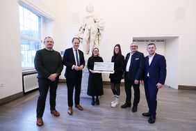 Spendenübergabe für Projekt "Housing First Düsseldorf" (v.l.): Oliver Küster, OB Dr. Stephan Keller, Hanna Veith, Alena Hansen, Dietmar Schwabe-Werner und Michael Ihle, Foto: David Young.