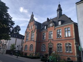 Errichtet im Zuge der Neugestaltung des Gertrudisplatzes prägt das Rathaus Eller gemeinsam mit Kirche, Marktplatz sowie Wohn- und Geschäftshäusern den historischen Ortskern. Foto: Institut für Denkmalschutz und Denkmalpflege