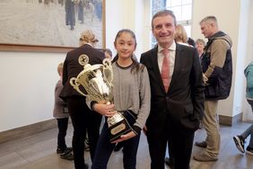 Siegerin Carla Albuera vom Gymnasium am Poth neben OB Geisel mit ihrem Pokal, Foto: M. Gestettenbauer.