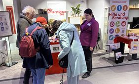 Beratung am Infostand © Gesundheitsamt Düsseldorf