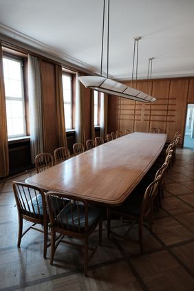 Der Sitzungssaal in der alten Kämmerei auf der Seite des Marktplatzes. Foto: Michael Gstettenbauer