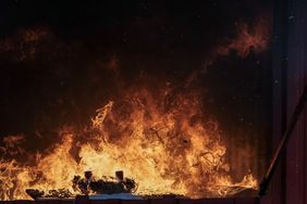 Demonstriert wurde, wie ein in Brand geratener Adventskranz einen geschmückten Raum in Vollbrand setzt. Foto: Michael Gstettenbauer