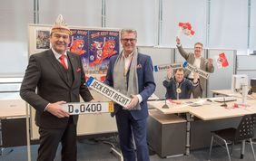 CC-Geschäftsführer Hans-Jürgen Tüllmann, Beigeordneter Prof. Andreas Meyer-Falcke, Michael Herder von der Zulassungsbehörde und Harald Wehle, Leiter des Amtes für Einwohnerwesen bei der Übergabe der Kennzeichen, Foto Uwe Schaffmeister.